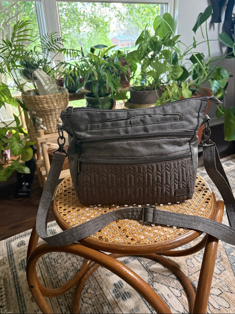 Lug slider crossbody